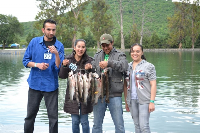 Jovenes pescando